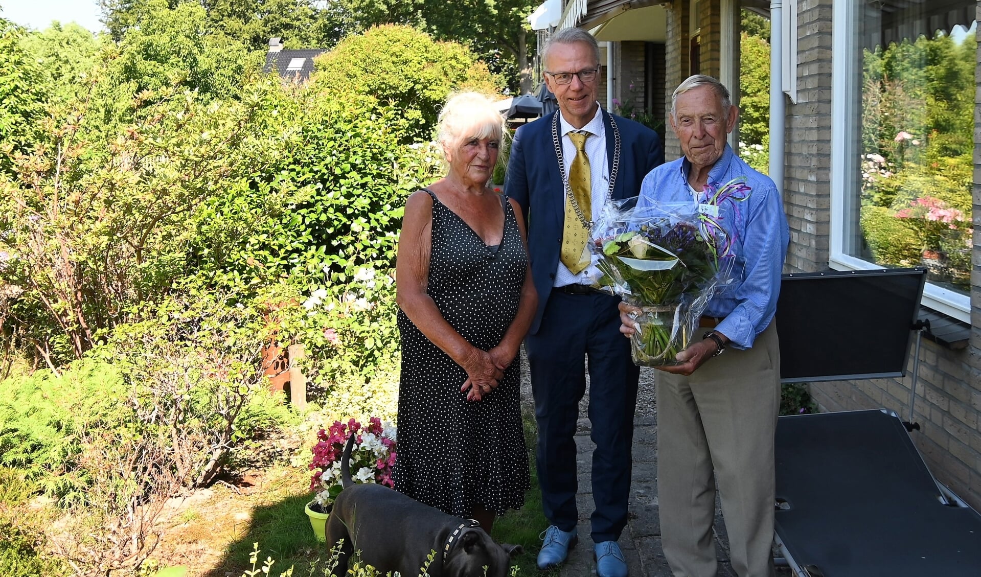 Jan en Chris Sloot samen met loco-burgemeester Hans de Graaf (foto Herman van Oost).