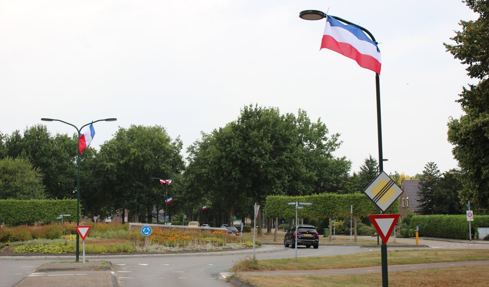 De boerenprotestvlaggen in Drenthe zijn onder meer bevestigd aan lantaarnpalen.