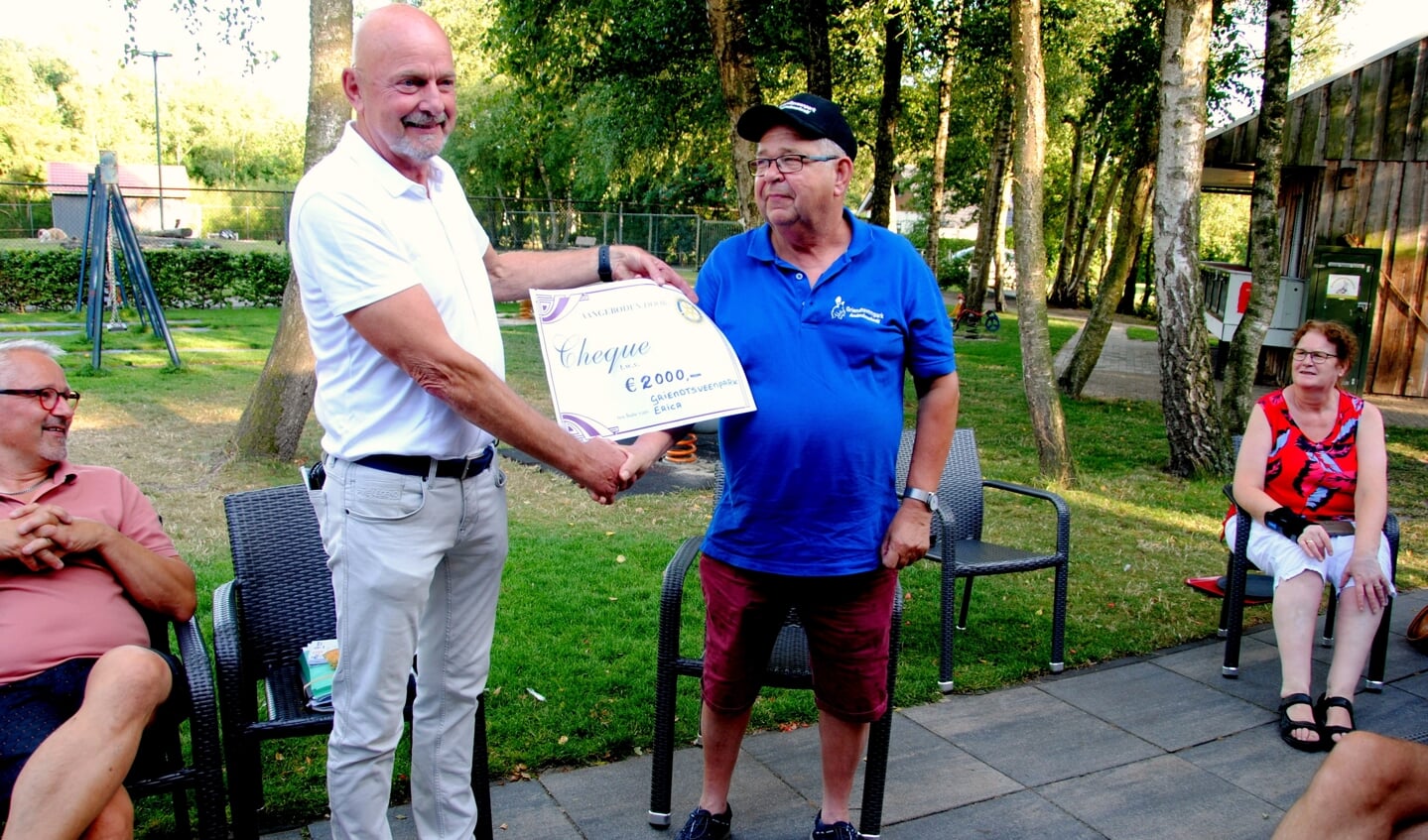 Andre Blaauwgeers neemt de cheque in ontvangst uit handen van Herman van der Horst (foto Heintje Wolbers).