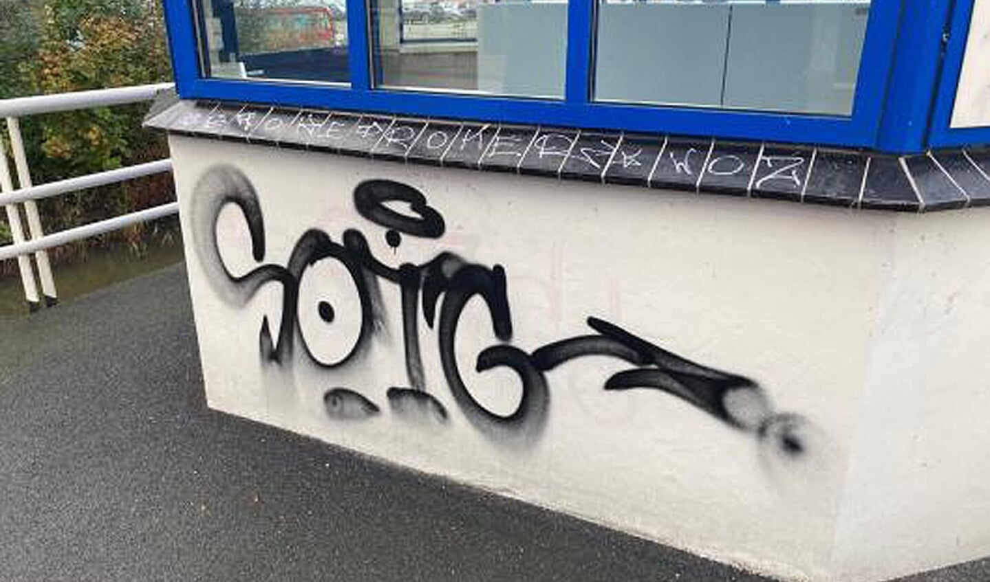 Graffiti in Eemsdelta. De gemeente treedt hiertegen op.