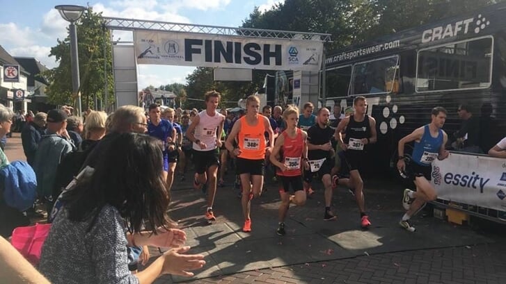 De deelnemers starten tijdens een eerdere editie van de 7 KM in Martenshoek. (eigen foto)
