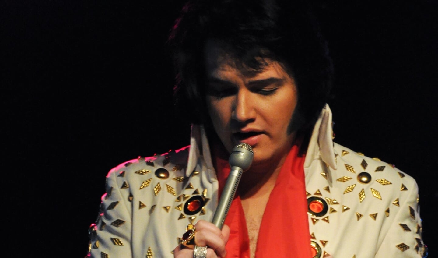 Jimmy Holmes laat Elvis Presley herleven. Te zien en te horen in het Atlas Theater.