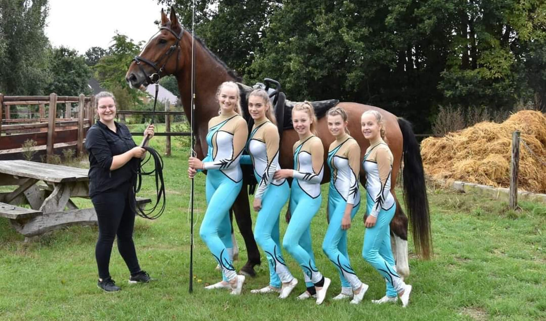 Voltigeurs van De Eemsrakkers bij een van de paarden (foto De Eemsrakkers).