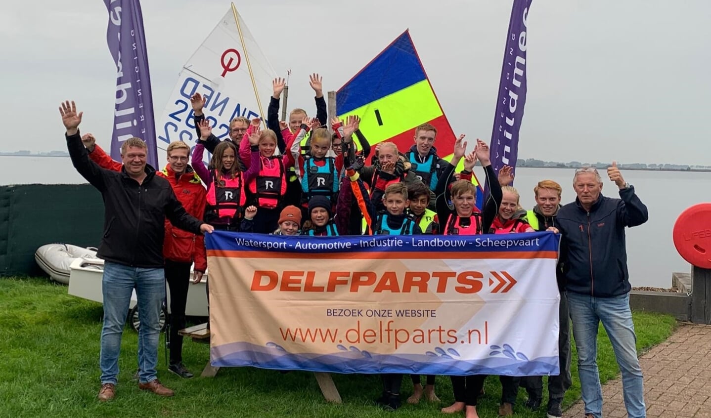 Zeilvereniging Schildmeer is blij met de door Delfparts aangeboden zwemvesten.