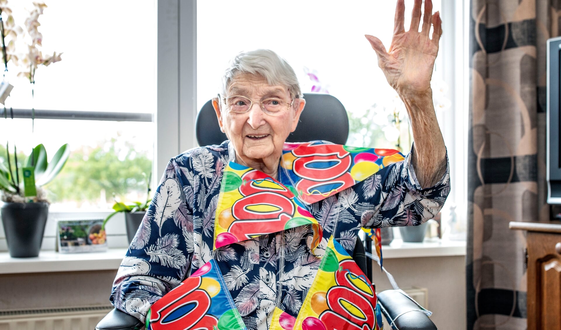 De jarige Kea Sweertman-Looden uit Vlagtwedde kreeg de slingers omgehangen voor haar 100e verjaardag. (foto: Auniek Klijnstra)