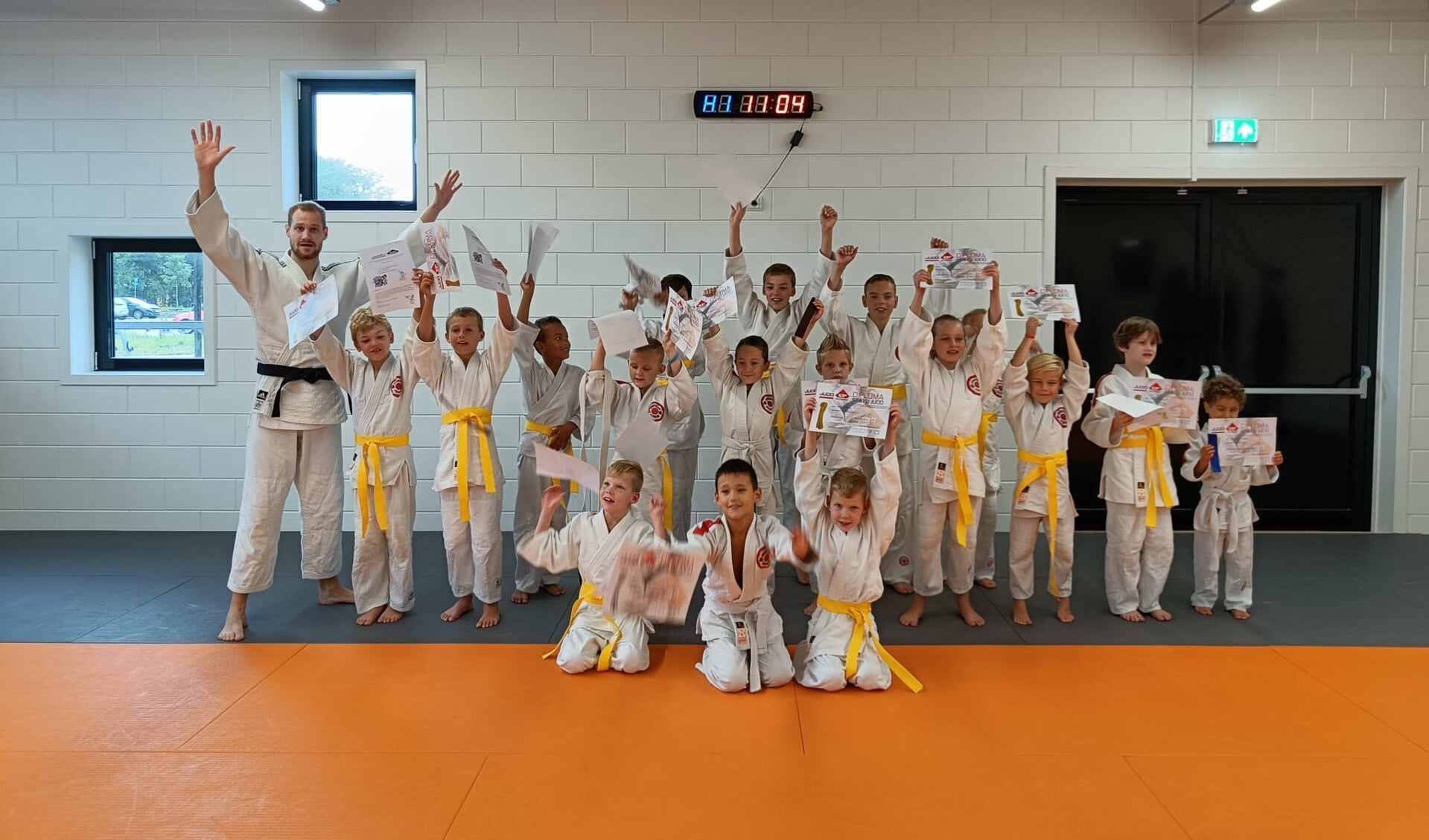 De judoka's van Judo 53 Graden Noord tonen trots hun slips en diploma's.