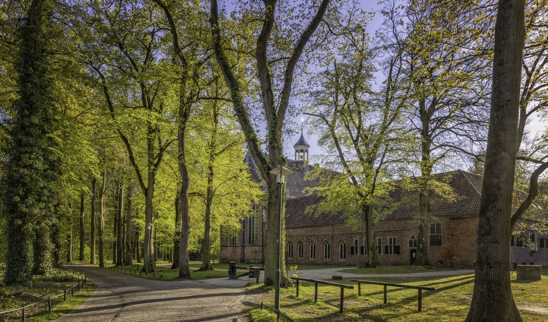 Het Klooster Ter Apel kan ook met een smartphone mooi gefotografeerd worden. (foto: Biblionet Groningen/André Dümmer)
