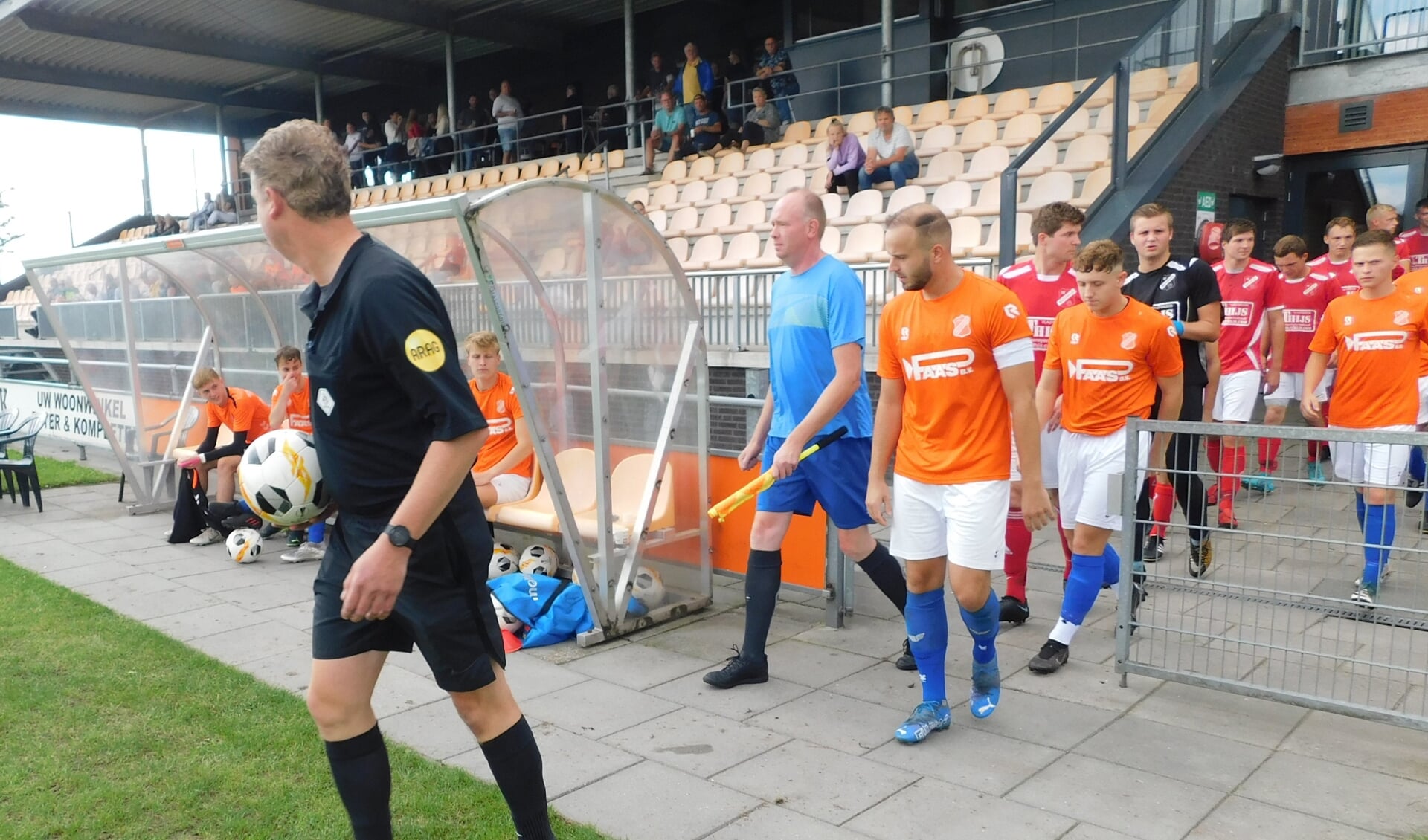 De teams van Westerwolde en Nieuw Buinen betreden de arena voor de bekerwedstrijd. (foto: Harm Jan Pleiter)