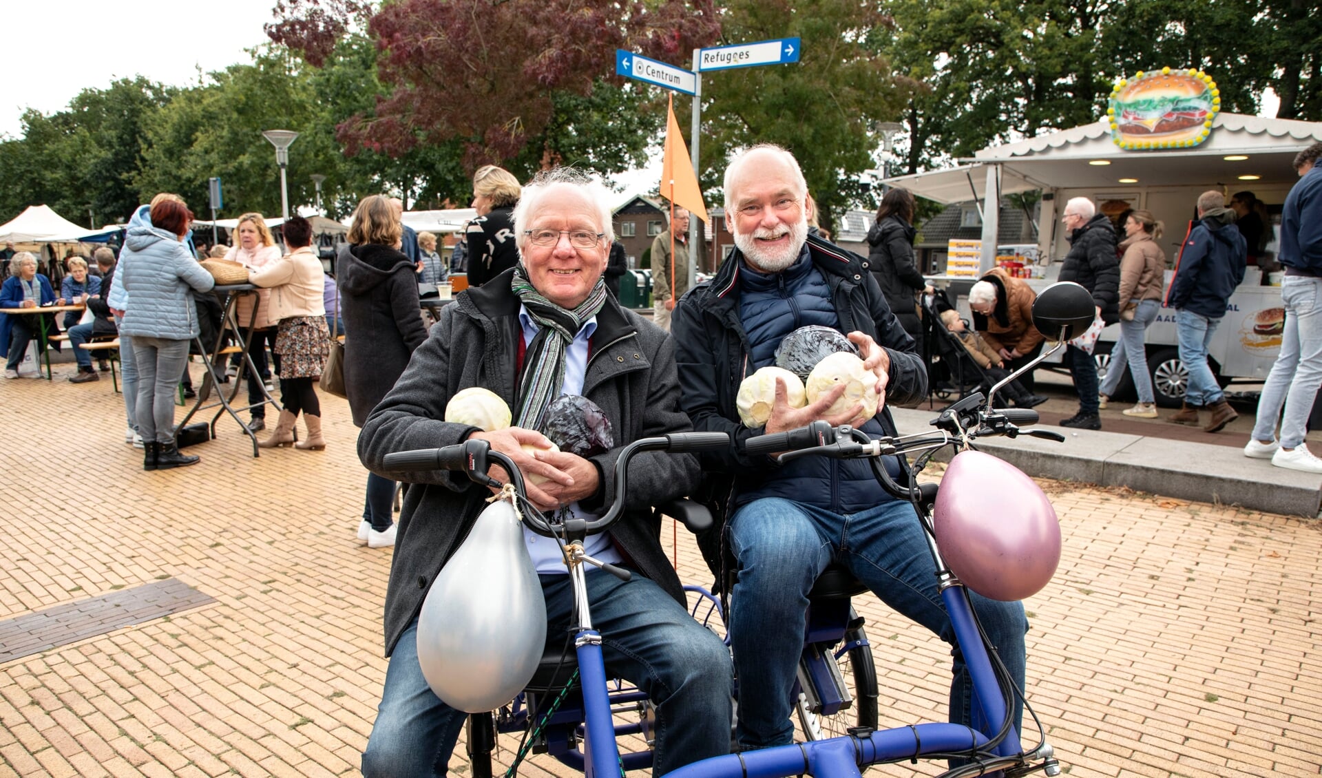 Arnold Winkel en Henk Pruim, respectievelijk secretaris en voorzitter van het project Duo Fietsen Ter Apel, het goede doel van de boeskolenverkoop dit jaar. (foto: Auniek Klijnstra)