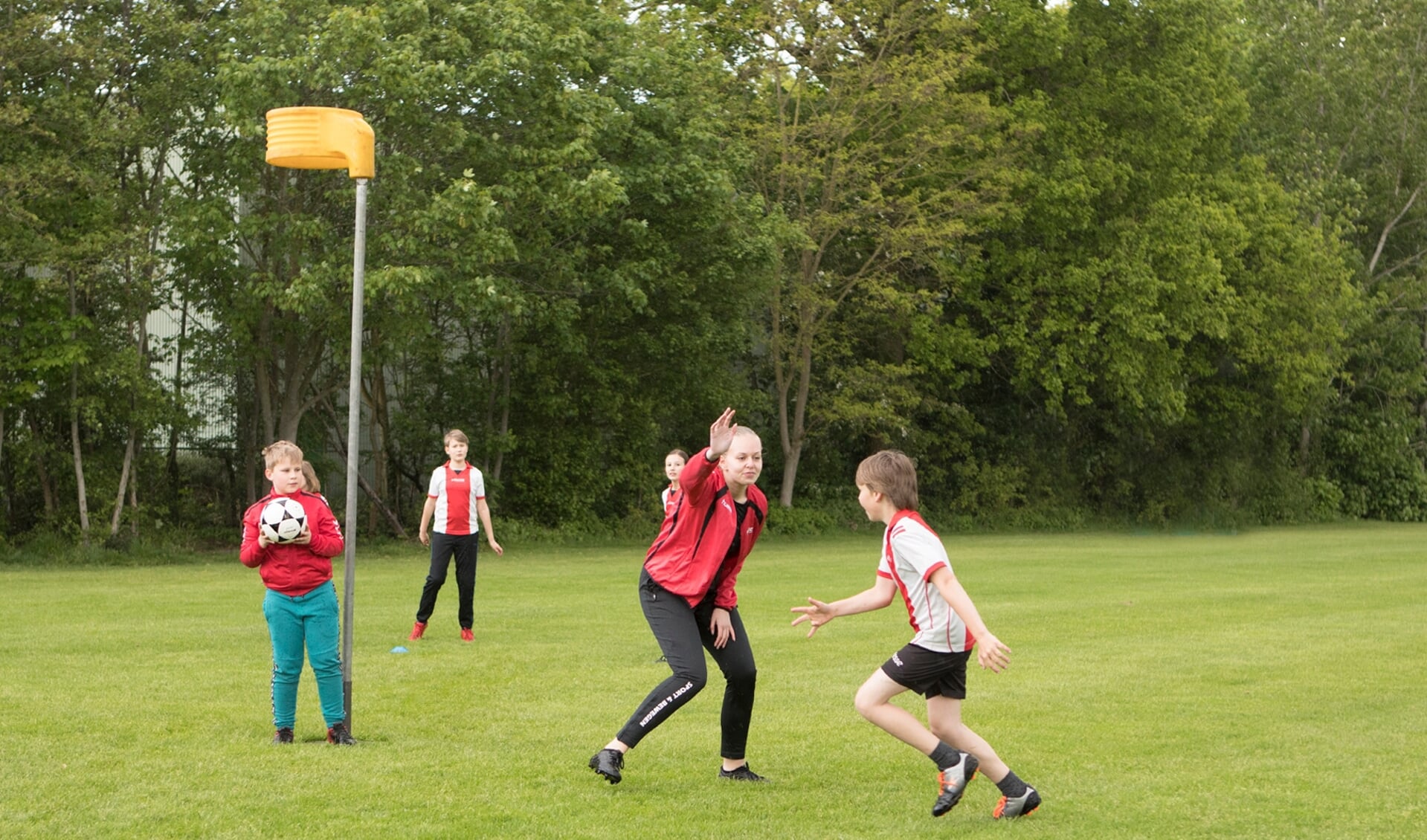 Het vrijwilligersplatform Middendrenthevoorelkaar zorgt er onder meer voor dat de jeugd kan sporten. (foto: Welzijnswerk Midden-Drenthe/Anneke Bloema)
