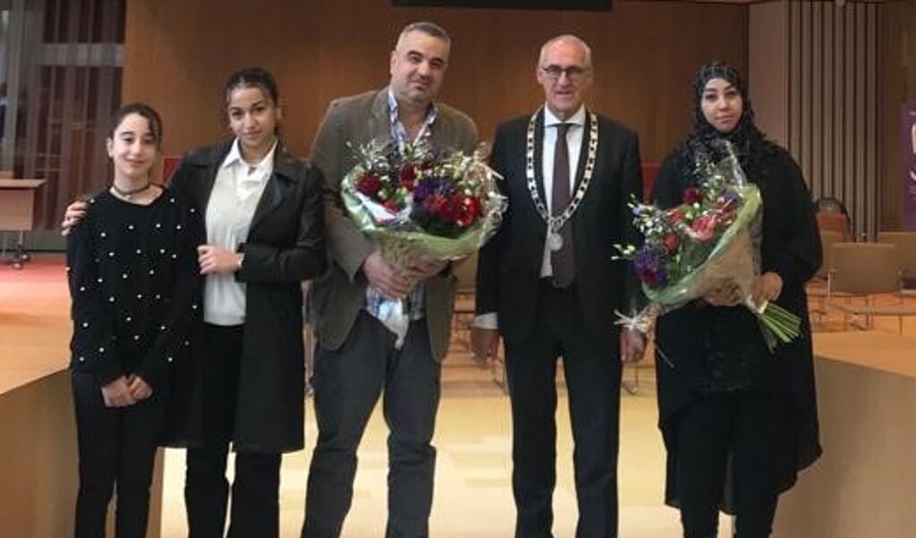 De vier nieuwe inwoners samen met burgemeester Hoogendoorn. 