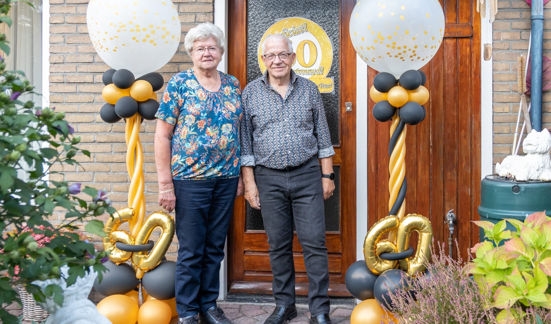 Jantje en Jan Kraster uit Musselkanaal genieten na 60 jaar huwelijk nog steeds volop van het leven. (foto: André Dümmer)