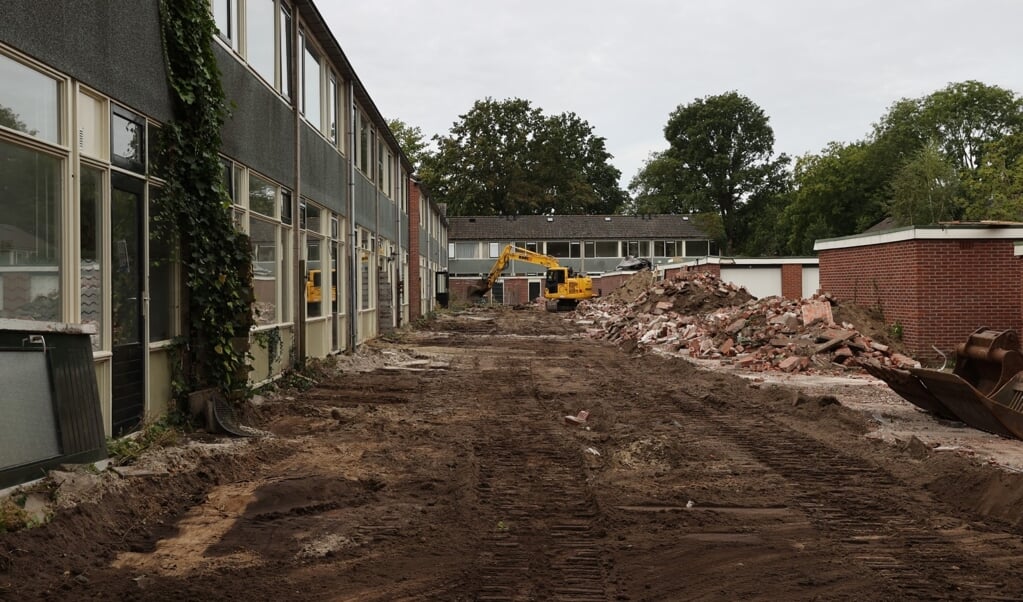 De sloop van de woningen en de garageboxen aan de Kerspelstraat in Gieten is begonnen.