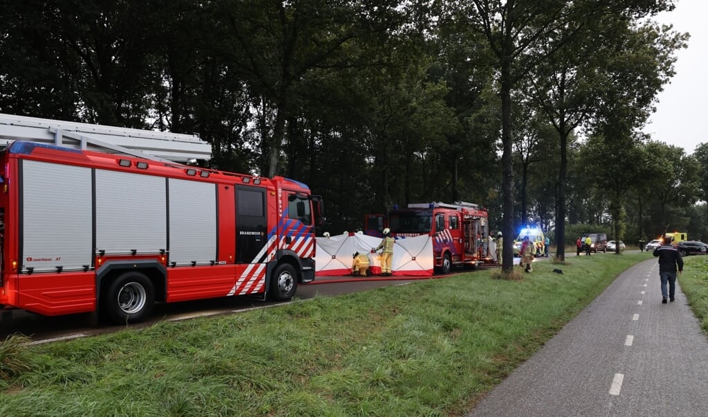 Ondanks massale hulpverlening kon het leven van de bestuurder niet gered worden. (foto: Persbureau Drenthe/Herman van Oost)
