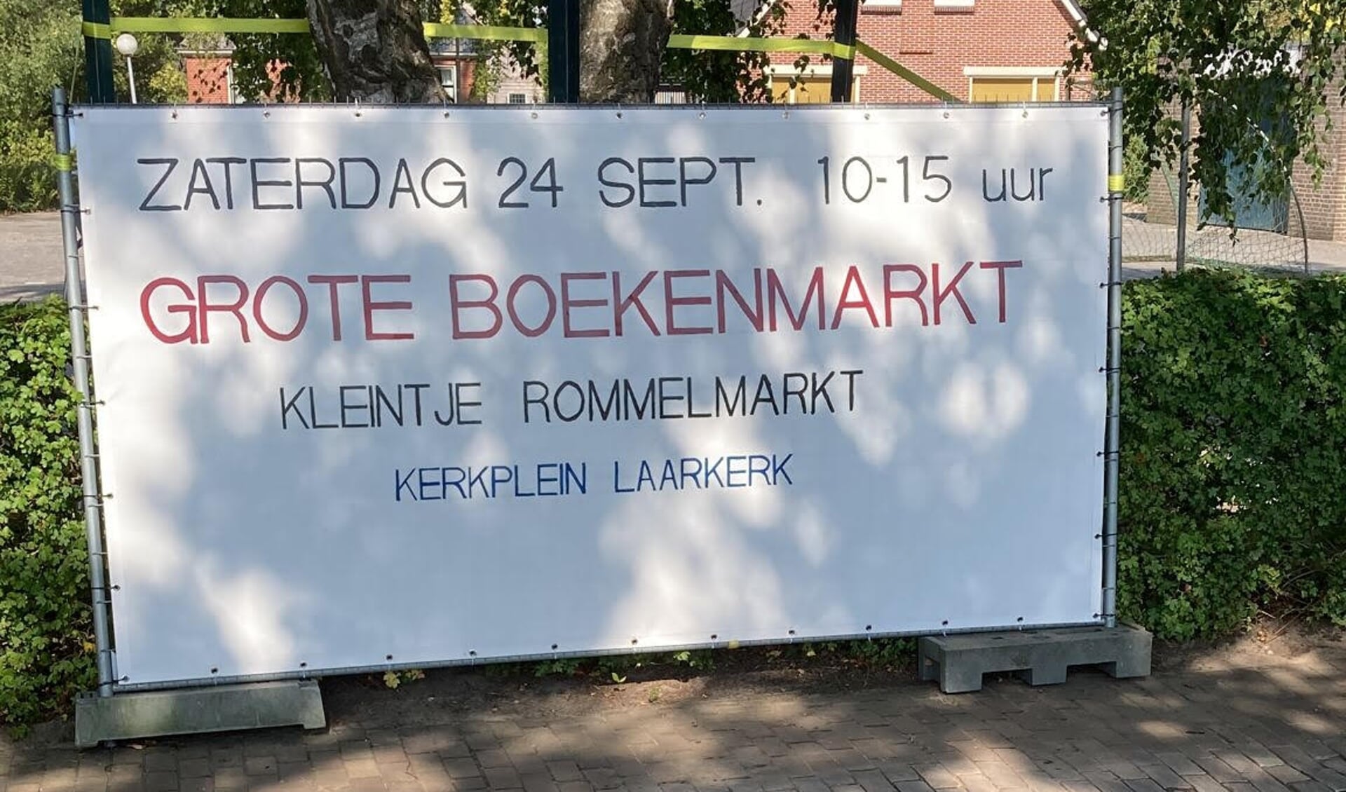 De rommelmarkt van de Laarkerk wordt inmiddels aangekondigd middels dit bord langs de Stationsweg.