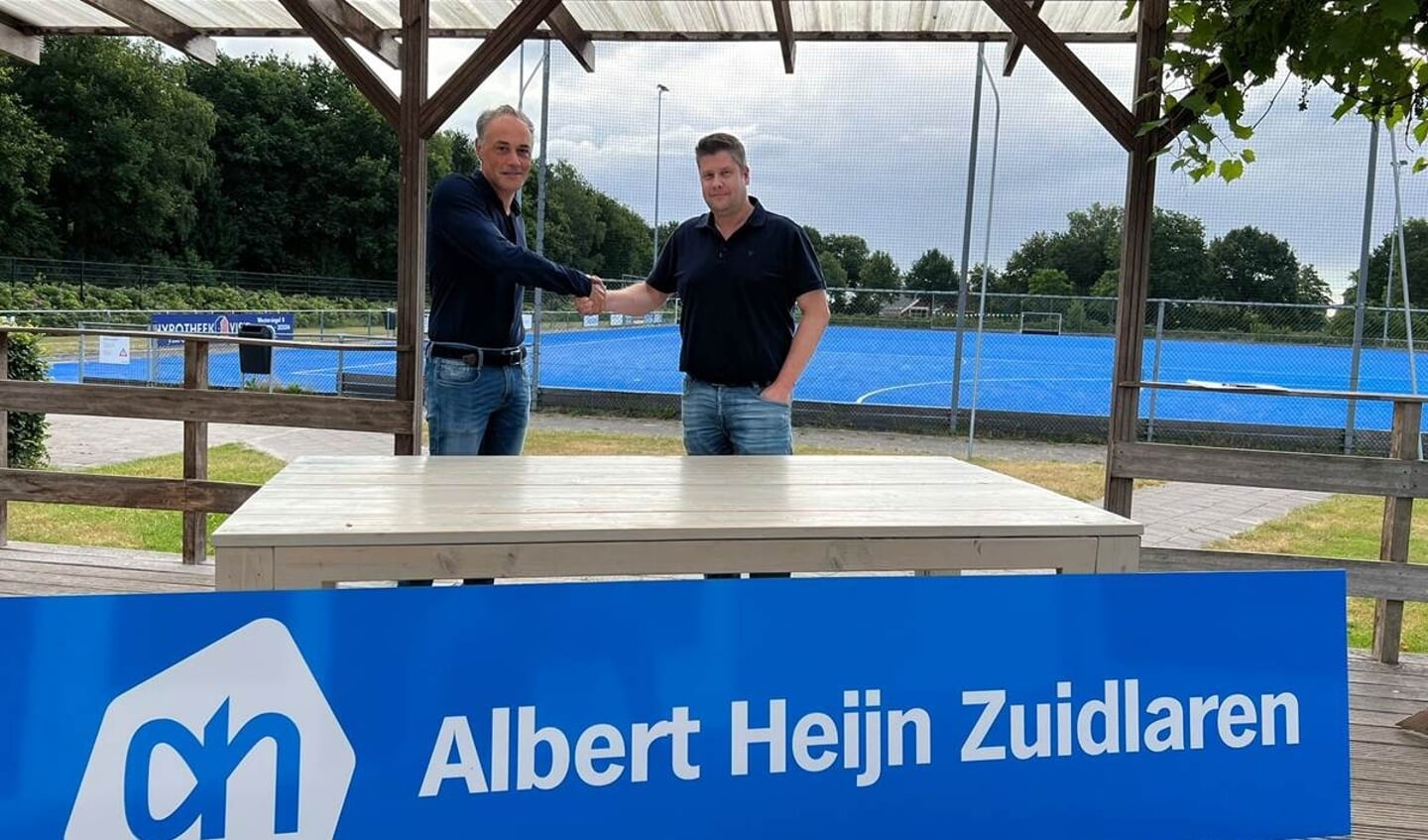 Hans Hendrikse van Albert Heijn Zuidlaren met voorzitter Lars Roossien van HC De Hondsrug.