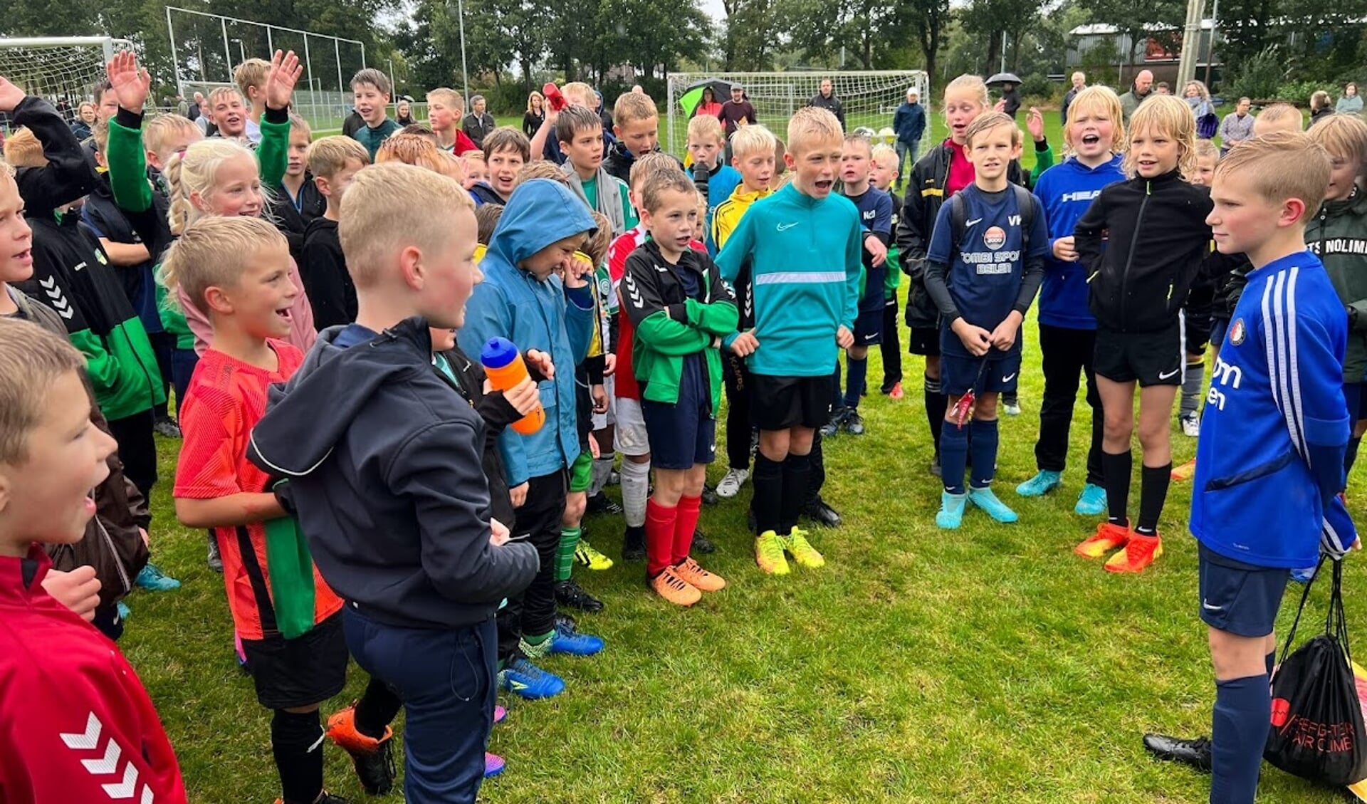 De belangstelling was groot voor de eerste voetbalclinic van Footballskills Drenthe. (foto: Erik Alberts)
