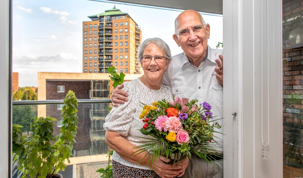 Gusta en Kor Klunder zijn na 60 jaar nog net zo gelukkig samen als op hun trouwdag. (foto: Auniek Klijnstra)