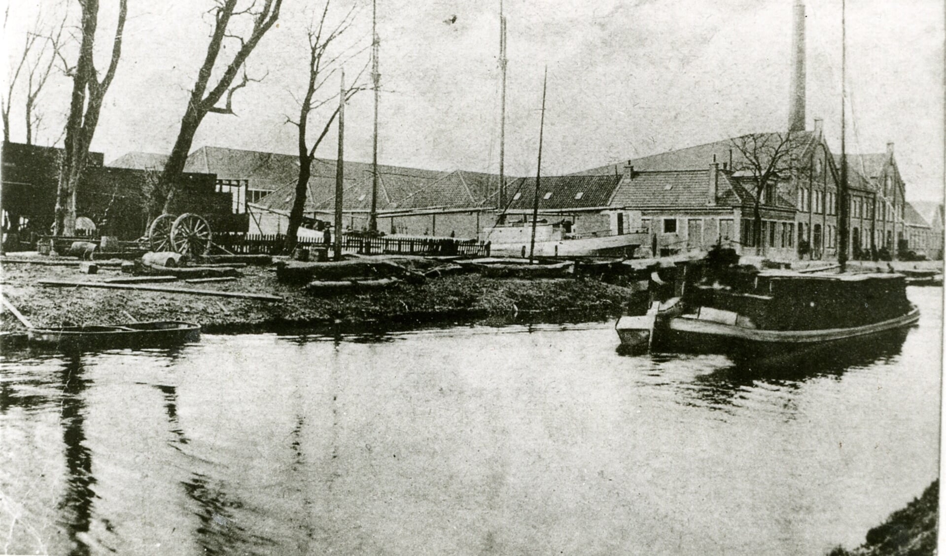 De Scheepswerfkade in Stadskanaal-Noord werd genoemd naar de vele aanwezige scheepswerven (1924, foto collectie SHC)