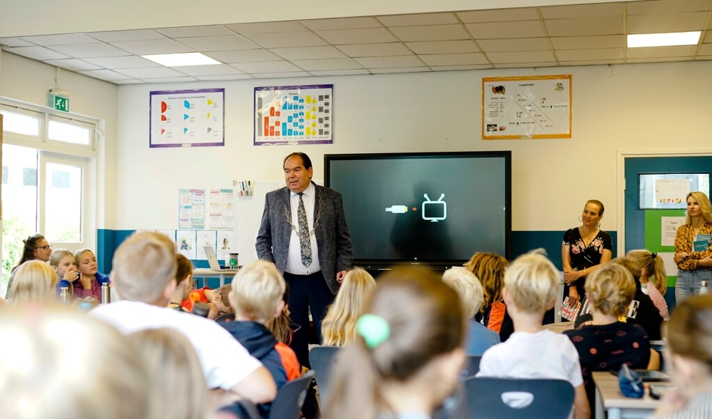 Burgemeester Marcel Thijsen te gast op de Mariaschool in Eelde. (foto Persbureau Drenthe/Herman van Oost)