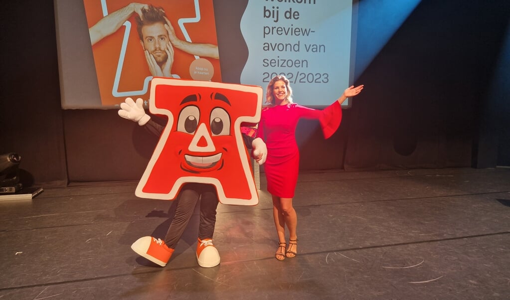 Machteld van der Werf stelt mascotte Aatje voor aan het publiek.