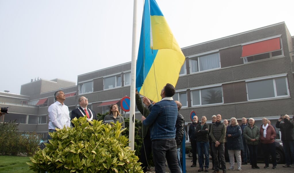 De Oekraïense vlag gaat in top. Onder anderen burgemeester Ben Visser is getuige (foto Marc Zijlstra).