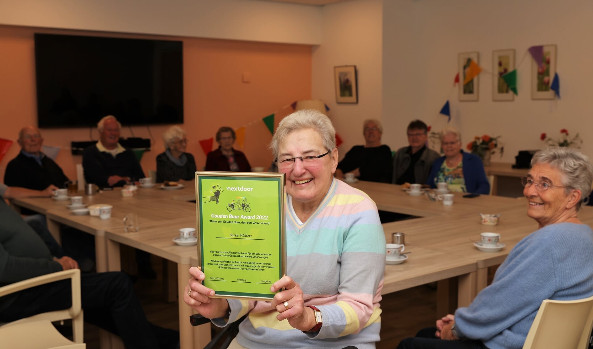 Rietje Wolters met haar Gouden Buur Award. (foto Persbureau Drenthe/Herman van Oost)
