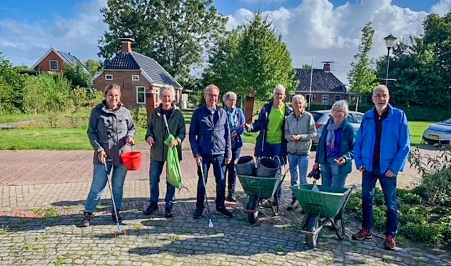 Wethouder Meindert Joostens samen met een aantal schoonmaakvrijwilligers (foto Gemeente Eemsdelta).