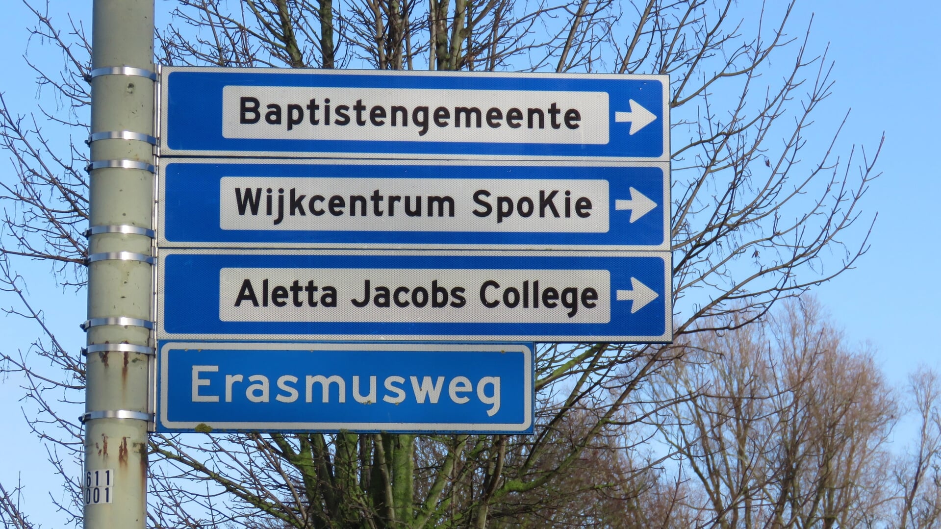 De bewegwijzeringsborden aan het begin van de Erasmusweg; alleen de Baptistengemeente is er nog.