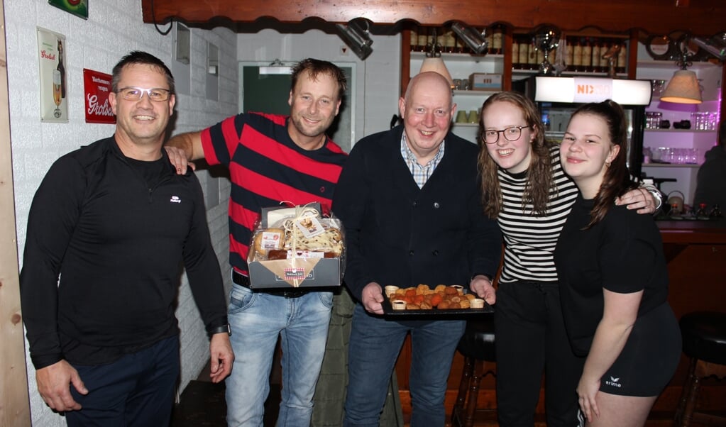 Team Bitterballen ging met de hoofdprijs van het Knaltoernooi van VC Oostermoer aan de haal. Cees Jan Achterop ontbreekt op de foto. 