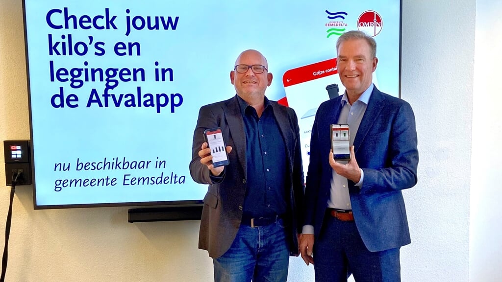 Meindert Joostens (rechts) en Jelmer Helmhout bij de lancering van de afvalapp (foto Gemeente Eemsdelta).
