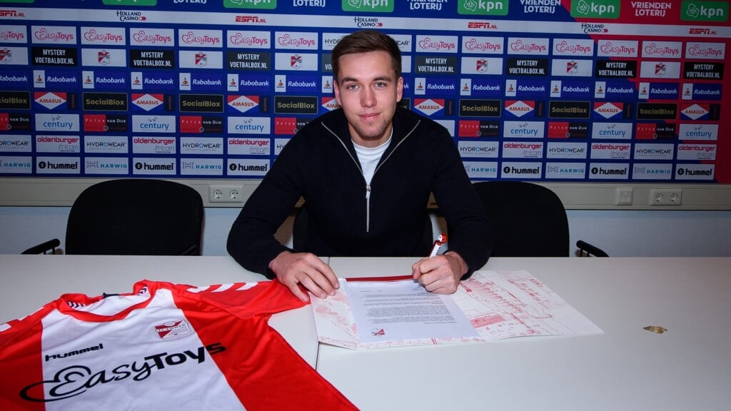 Dennis Vos tekent zijn contract bij FC Emmen (foto FC Emmen/Cor Lasker).