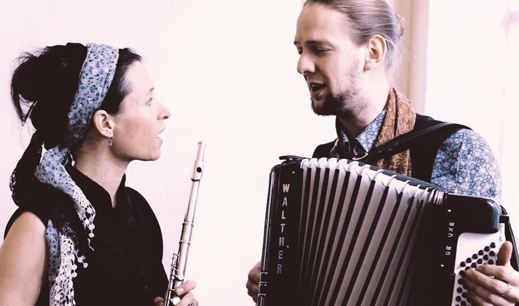 Duo Anamesa speelt traditionele muziek uit Mexico, de Balkan en andere delen van Europa.