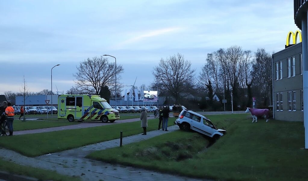 Eén auto belandde door de botsing in de greppel langs de Nautilusweg. (foto: Persbureau Groningen)
