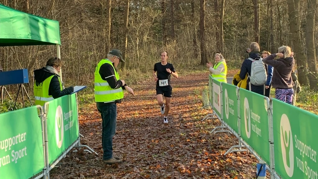 René Smith komt als winnaar over de finish in Ees. (eigen foto)