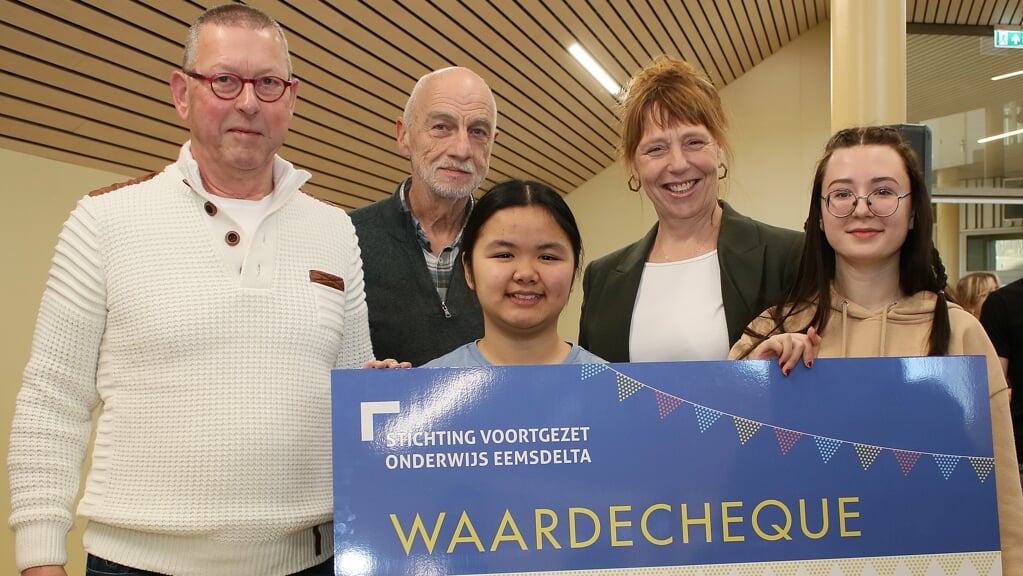 De cheque van ruim 6000 euro wordt overhandigd aan de Voedselbank Eemsdelta (foto VO Eemsdelta).