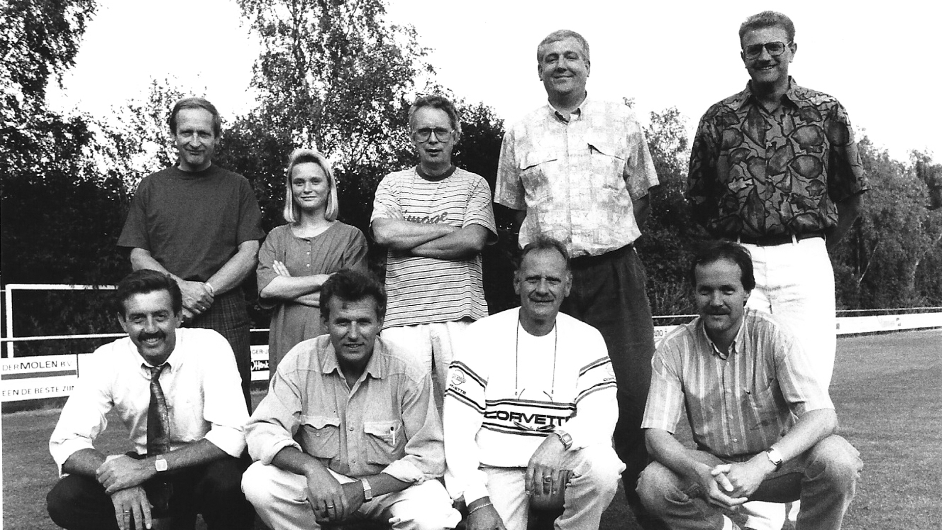 Staand van links naar rechts Jaap Noot, Monique de Wind, Jan Piet Emmens, Geert Huberts en Nico de Groot. Gehurkt: Jan Zinger, Bert Verver, Jan Huizenga en Jan Heslinga. (eigen foto)