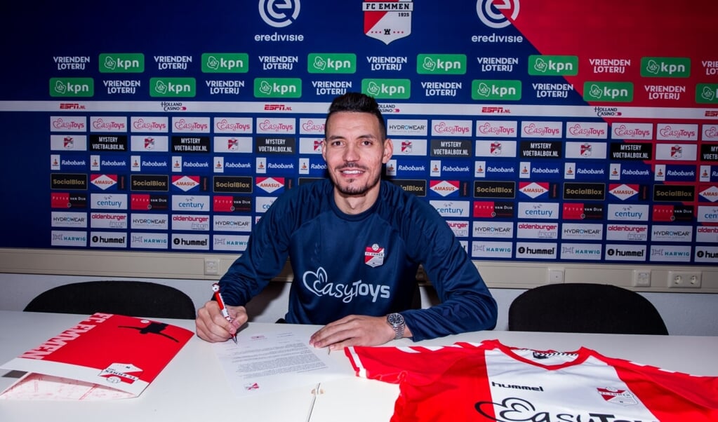 Oussama Darfalou tekent het contract. Foto: FC Emmen.