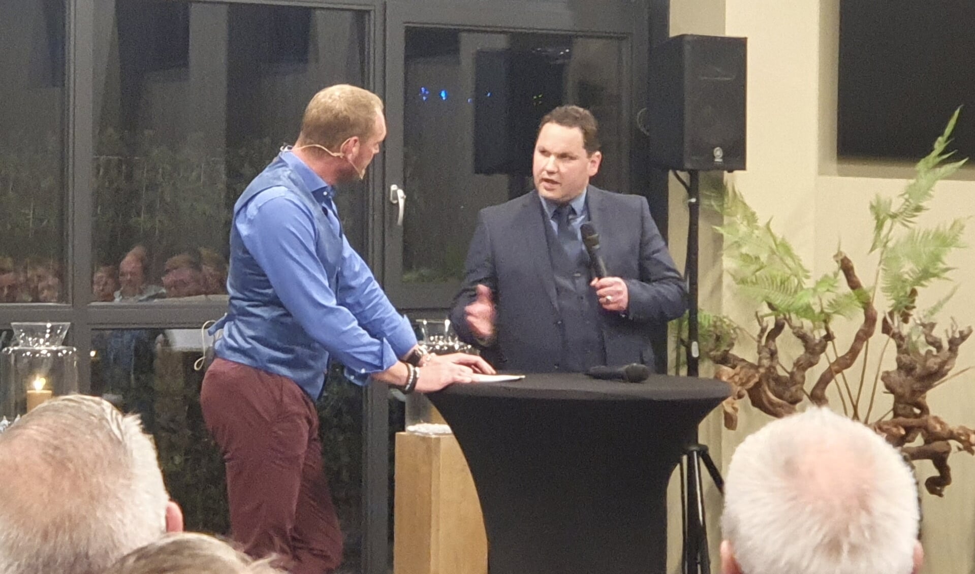 Uitvaartverzorger August van Zon (rechts) tijdens de opening in gesprek met Marcel Nieuwenweg, die de avond aan elkaar praatte. 