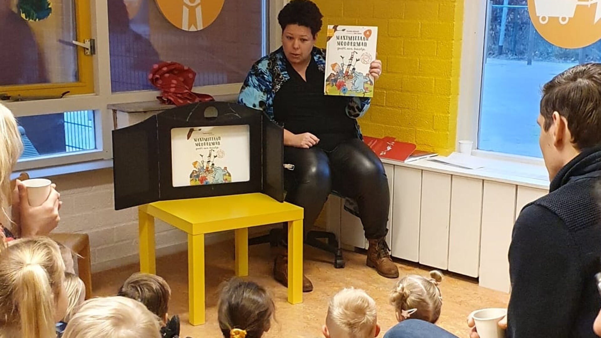 Gerda Veuger leest voor aan de kinderen (en hun ouders) van CKC De Tol.