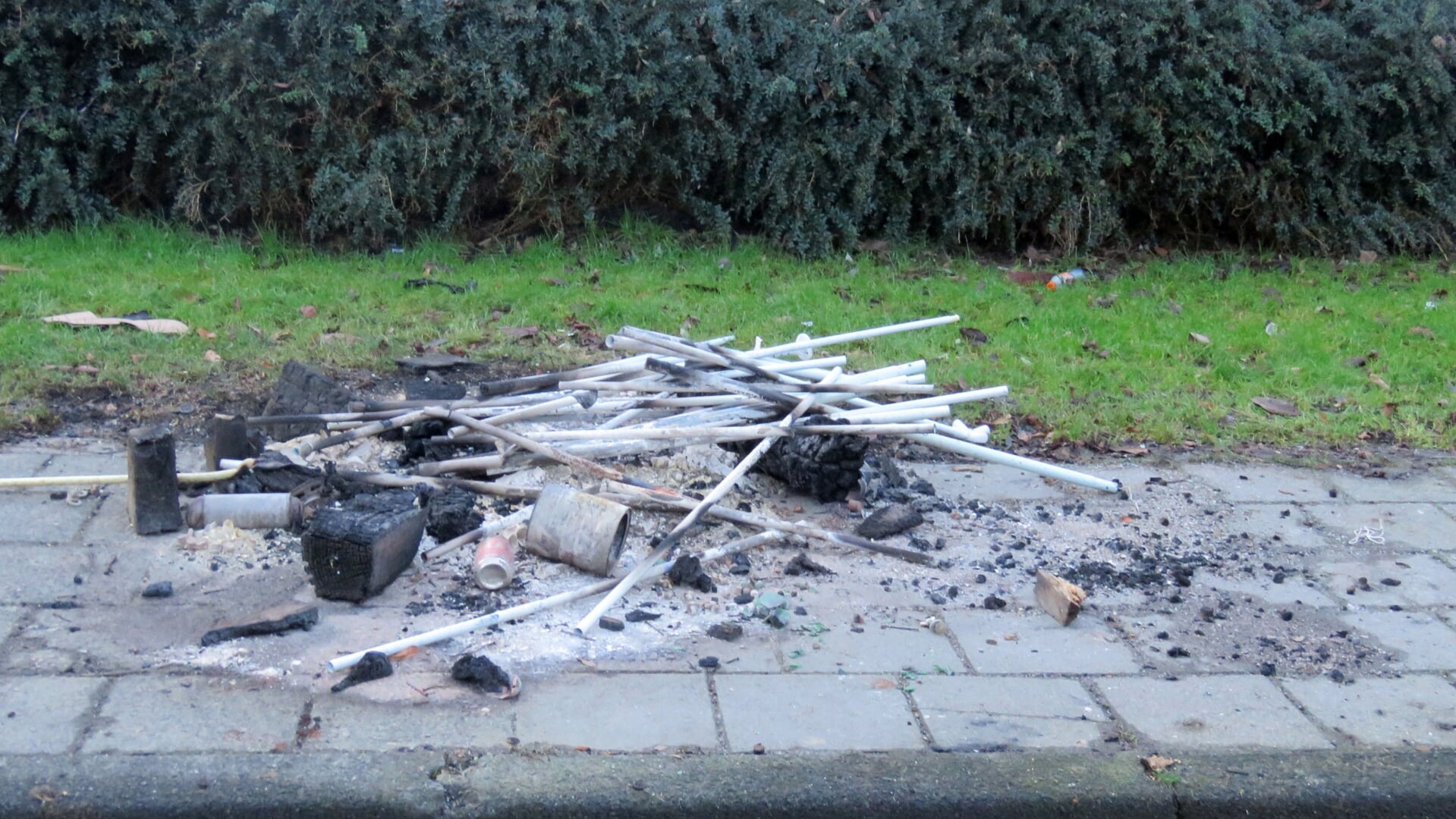 Op Nieuwjaarsmorgen waren hier en daar nog wat resten van brandjes te zien.