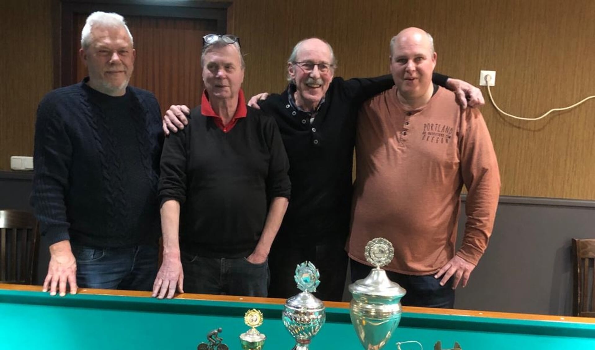 De prijswinnaars van het driebandentoernooi met v.l.n.r.: Hillechienus Popken, Jan Efdee, Rens Penninx (winnaar) en Martin Eling.