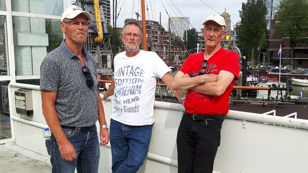 Trio Stowaway treedt op in het dorpshuis van Wirdum.