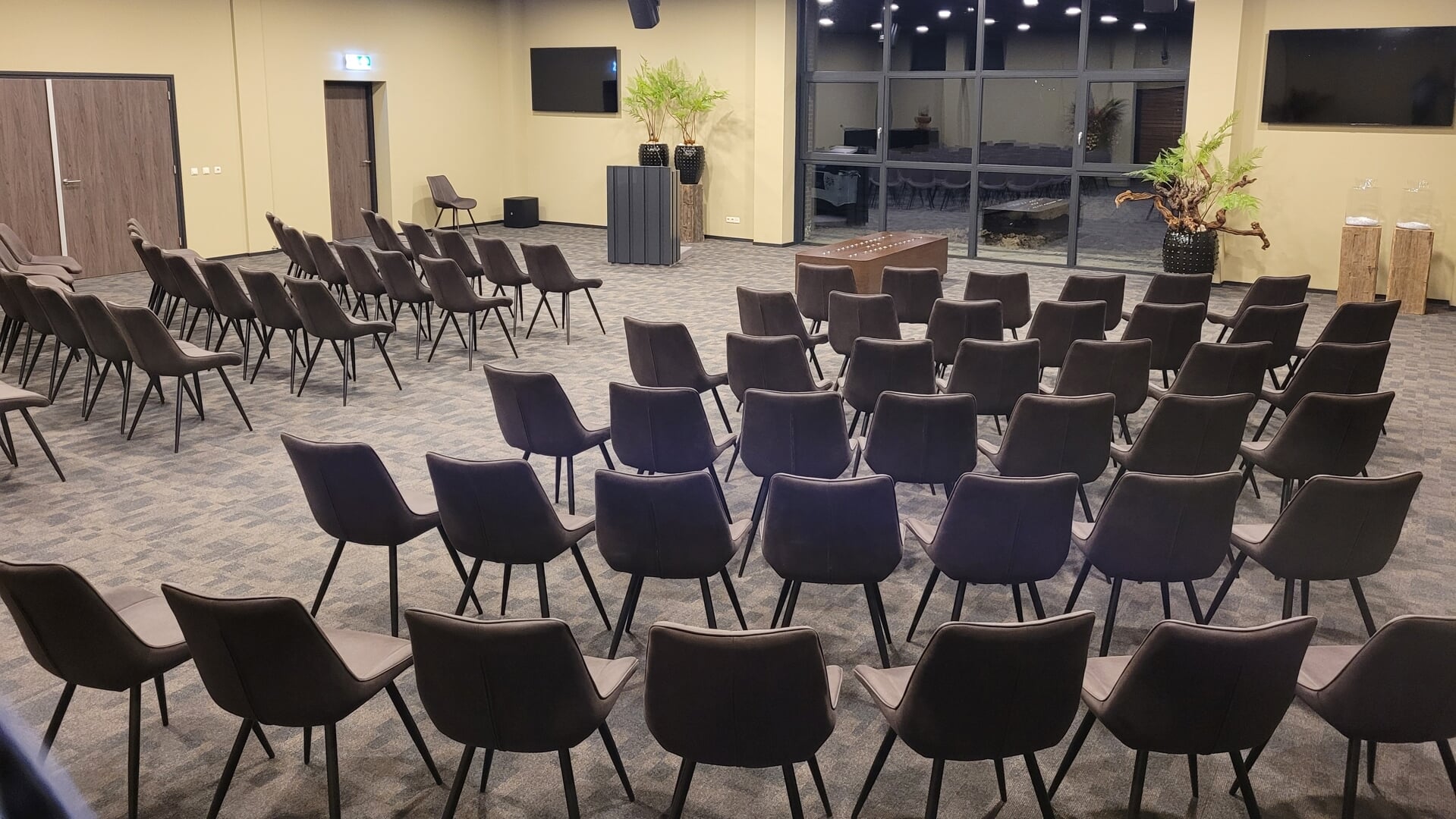 De nieuwe aula van Uitvaartcentrum Maarsstee in Stadskanaal biedt plaats aan 99 personen. (eigen foto) 