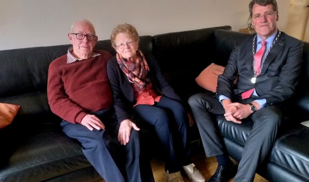 Henk en Riekie Struik samen met burgemeester Eric van Oosterhout (foto Bennie Wolbers).