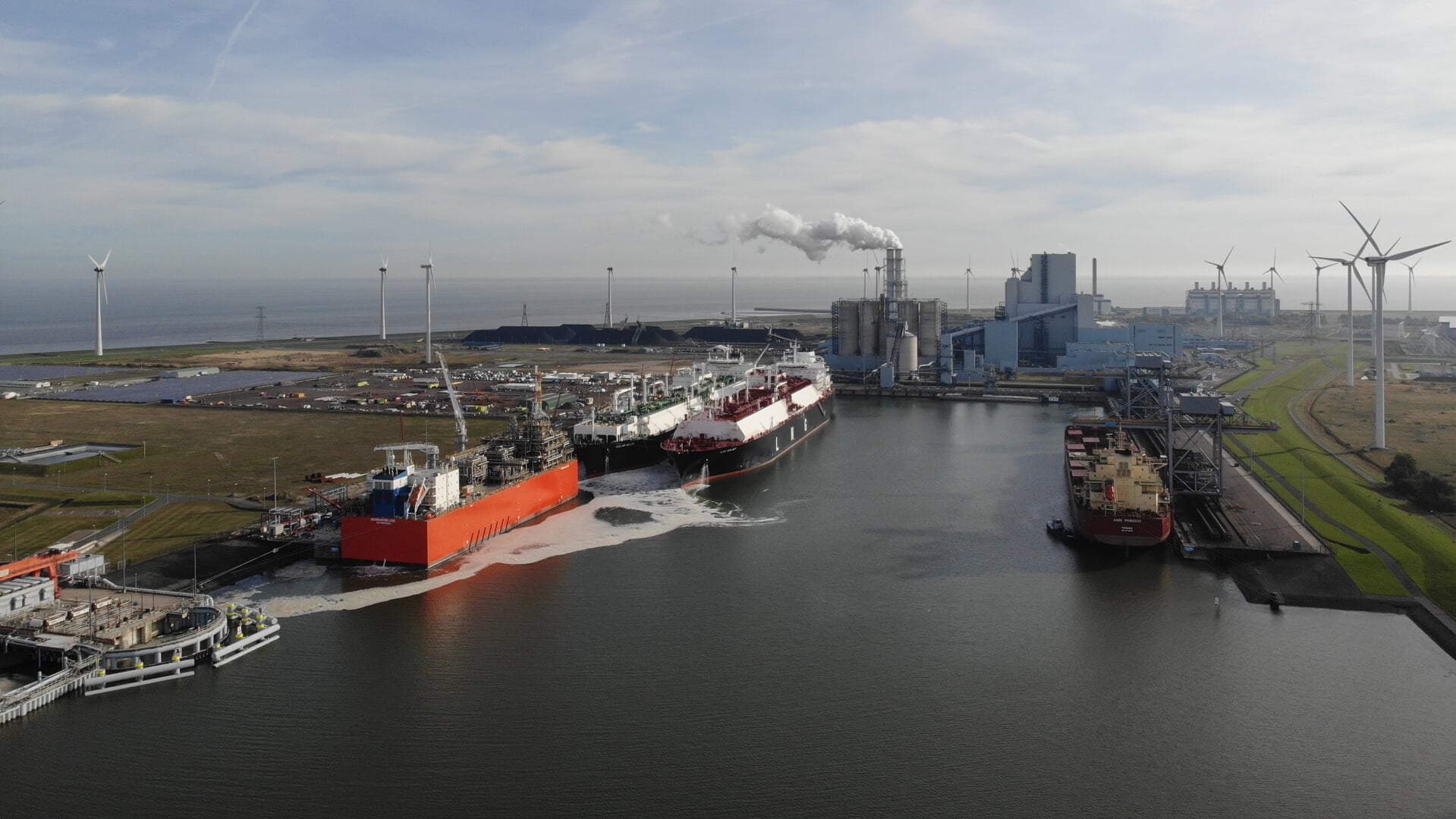 De drijvende LNG-terminal in de Eemshaven werd in recordtempo gerealiseerd (foto Groningen Seaports).