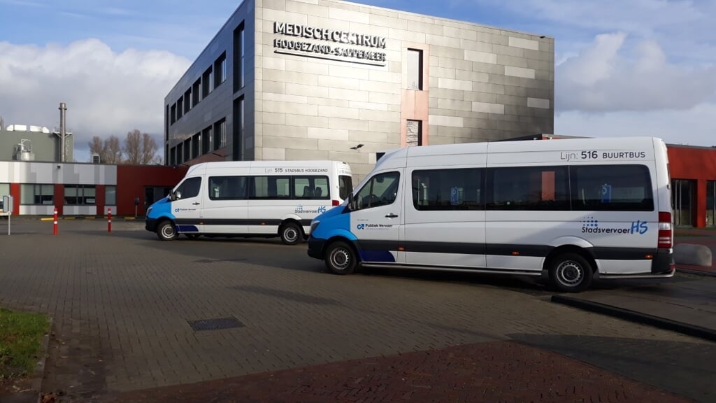 De stadslijn en buurtbus van Stichting Stadsvervoer HS bij het Medisch Centrum in Hoogezand. (eigen foto)