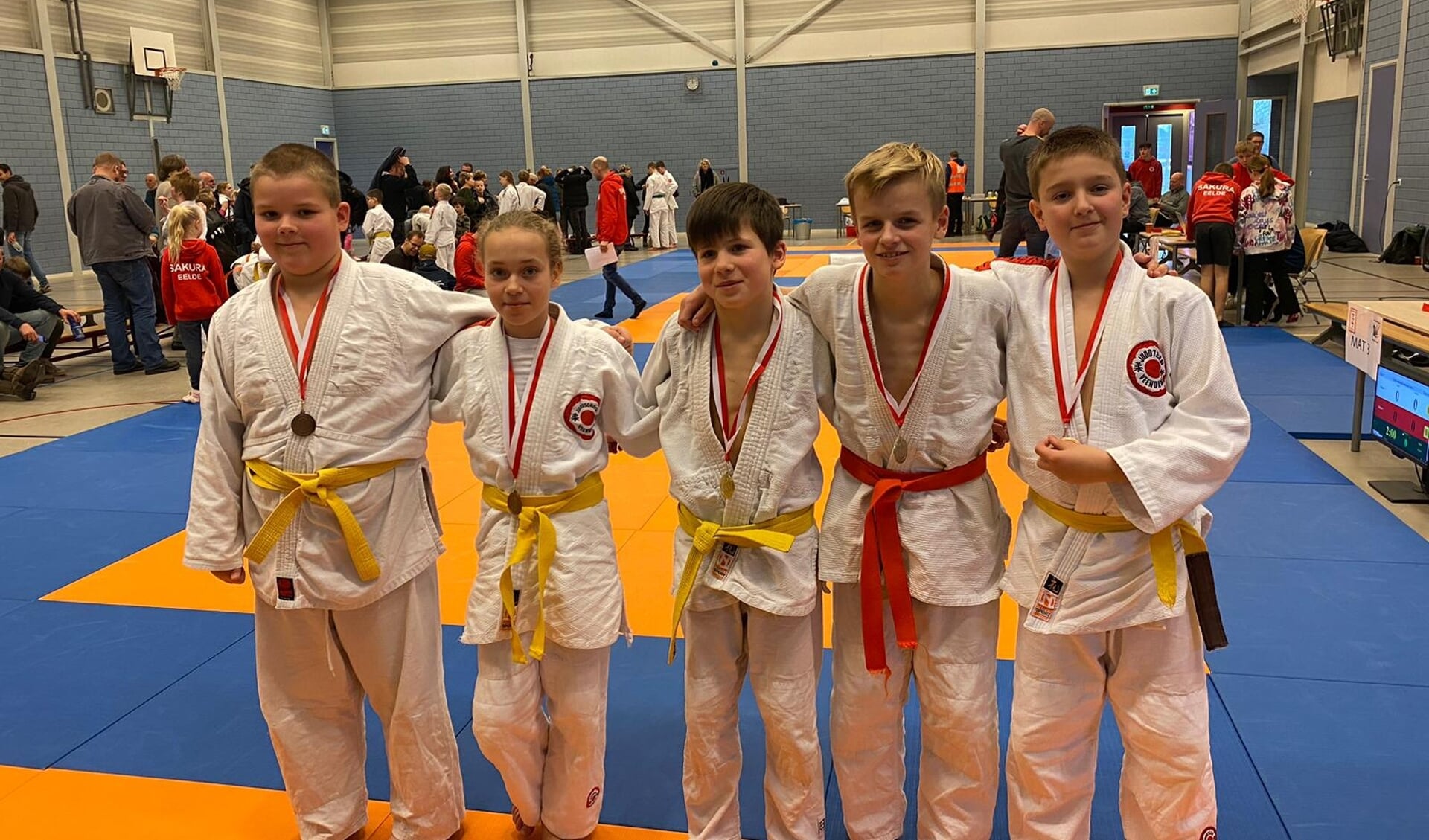 Enkele in de prijzen gevallen judoka's tijdens het jeugdtoernooi in Eelde. 