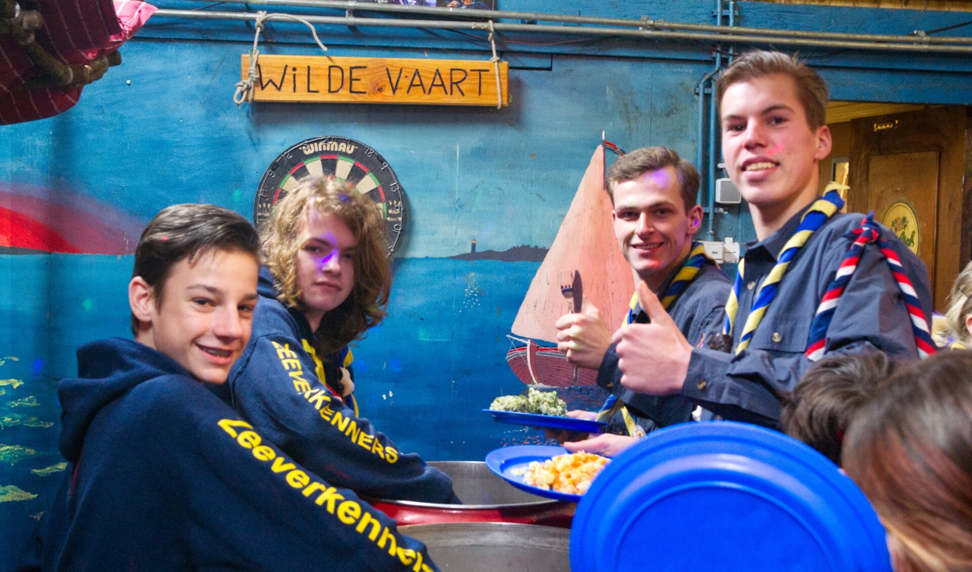 Leden van Waterscouting Nicolaasgroep genieten van het stamppotbuffet. (foto Waterscouting Nicolaasgroep)