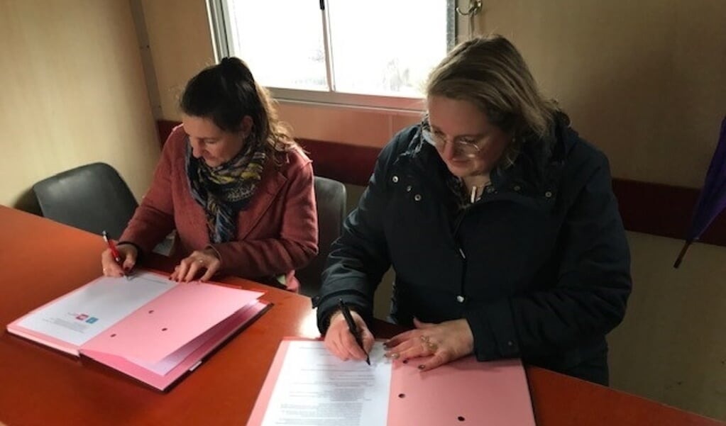 Wethouder Patricia Nieland (rechts) en Sophie van Dijk, docent Groen van het AJC, ondertekenen de overeenkomst.